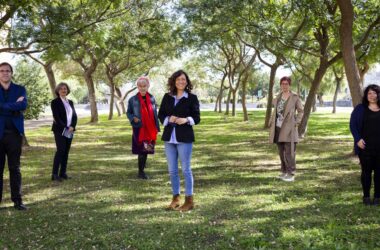 De derecha a izquierda: Juan Miguel Gómez Espino, Rosa Varela Garay, Antonia Corona Aguilar, Rosa María Díaz, Teresa Terrón y Laura Lara, en el campus de la UPO