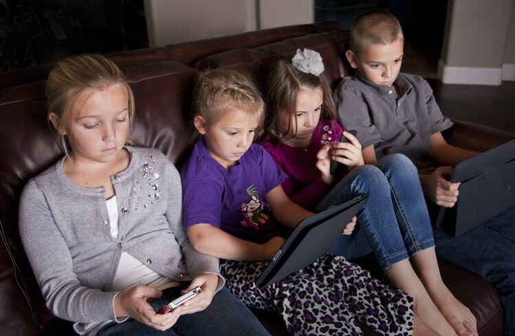 Niños y niñas con dispositivos digitales