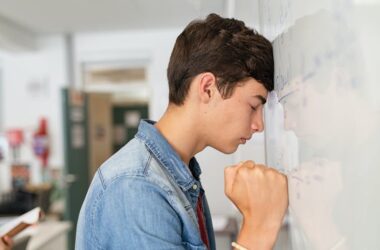 estudiante de secundaria frustrado por sus estudios