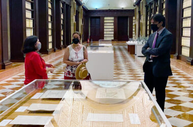 Esther Cruces, Pilar Ortiz y Francisco Oliva durante la visita