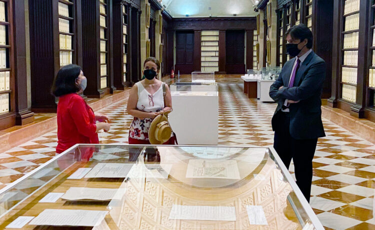 Esther Cruces, Pilar Ortiz y Francisco Oliva durante la visita