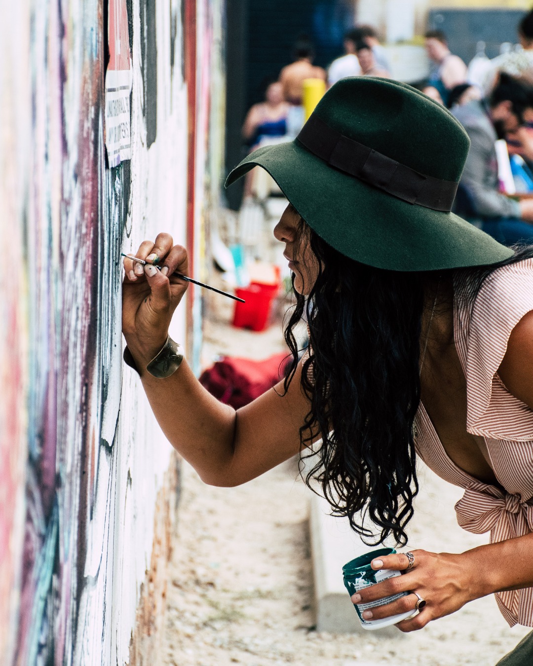 📣 InmigrARTE: Un Compromiso con la Igualdad
El Grupo de Investigación sobre Inclusión e Innovación Social y Educativa (GEIISE, SEJ-633) anuncia el inicio del proyecto InmigrARTE, un Art-Lab multimedia centrado en la producción cultural de mujeres migrantes.
Este proyecto es una actividad subvencionada dentro de la Convocatoria del @igualdadgob para la realización de postgrados de estudios feministas y de género y actividades del ámbito universitario relacionadas con la Igualdad (Convocatoria 2025. REF: 06-ACT-25).
El proyecto InmigrARTE tendrá una duración de 15 meses, desde el 1 de septiembre de 2025 hasta el 31 de diciembre de 2026, y cuenta con la participación de un consorcio académico formado por las siguientes universidades e instituciones: Universidad Pablo de Olavide , Universidad de Cádiz, Universidade a Coruña, Universidad de Córdoba, Universidad de Granada, Instituto de Migraciones, Universidad de Murcia, Universidad de Sevilla y Universidad de Harvard.
🔑 InmigrARTE tiene como objetivo la creación de un Art-Lab multimedia compuesto por productos culturales diseñados, creados o desarrollados por mujeres migrantes de primera generación en España. A través de esta iniciativa, se busca visibilizar su producción artística y sensibilizar sobre su valiosa aportación a la riqueza cultural del país.
Asimismo, el proyecto pretende formar y concienciar a la ciudadanía y a la comunidad universitaria sobre la realidad de estas mujeres y el papel fundamental que desempeñan como agentes culturales.
👩🏫 Desde el Grupo de Investigación sobre Inclusión e Innovación Social y Educativa (GEIISE), participan en el proyecto InmigrARTE la profesora Rosa M. Rodríguez-Izquierdo, el profesor Rafael Hernández Carrera y la doctoranda del Programa de Estudios Migratorios Constanza Calderón.
#InmigrARTE #mujeresmigrantes #arteycultura #igualdad #educaciónsocial #trabajosocial #inclusiónsocial #género #UPOinvestiga #culturadepaz #feminismo