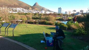 Thulani P. Makhalanyane, coautor del artículo, muestreando suelos en un parque de Ciudad del Cabo, en Sudáfrica