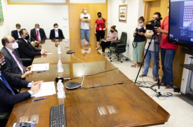 En primer término, Francisco Oliva, José Castro y Javier Imbroda por videoconferencia