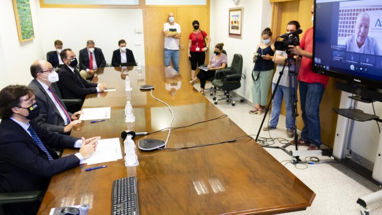En primer término, Francisco Oliva, José Castro y Javier Imbroda por videoconferencia