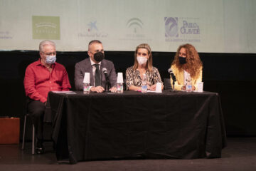 Ana Isabel Jiménez Contreras; el vicerrector, David Cobos Sanchiz; la delegada (o concejala) de Turismo, Rosa María Carro Carnacea y el padrino de la promoción 2016/2020, Pedro Meléndez González