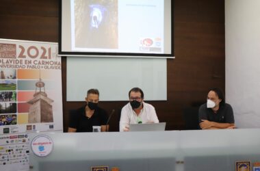 El alcalde de Carmona, Juan Ávila Gutiérrez; el arqueólogo municipal, Juan Manuel Román Rodríguez y el presidente de la Asociación Andaluza de Exploraciones Subterráneas, José Millán Naranjo,