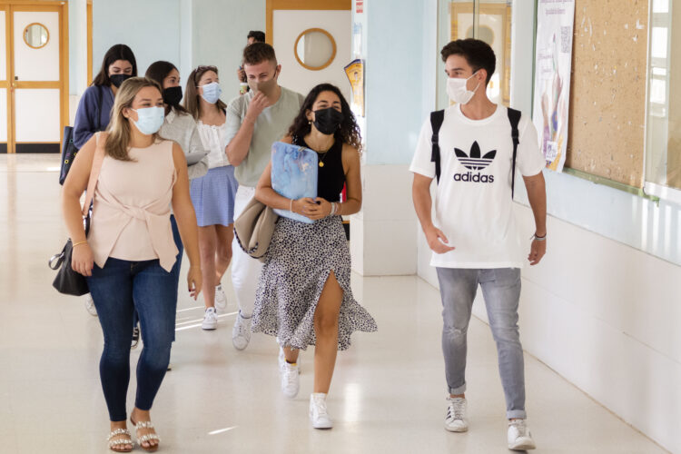 estudiantes en el campus