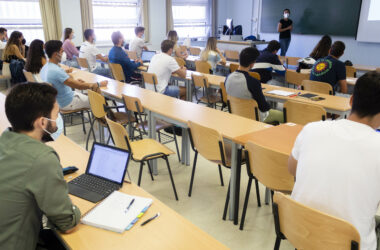 Estudiantes en el campus de la UPO