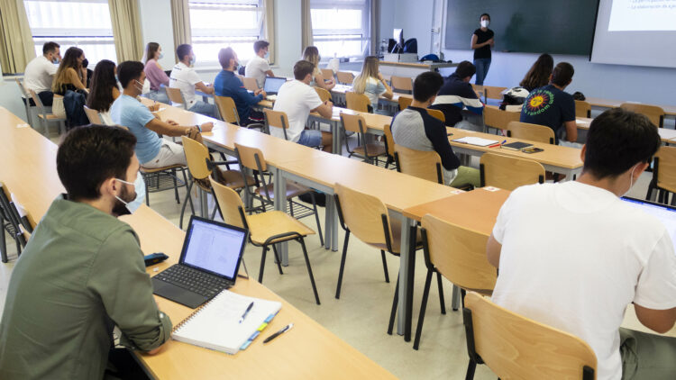 Estudiantes en el campus de la UPO