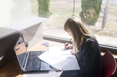 estudiante en la Biblioteca