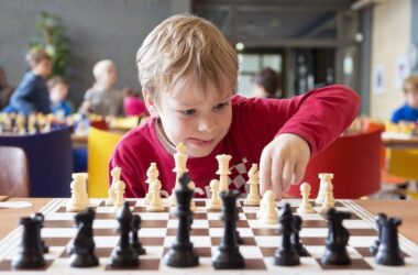 niño jugando al ajedrez en una competición infantil