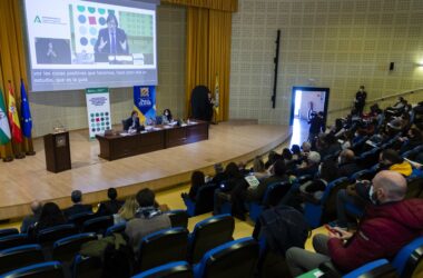 En la mesa, el rector de la UPO Francisco Oliva junto a la consejera de Igualdad, Políticas Sociales y Conciliación, Rocío Ruiz.