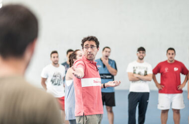 profesor de la Facultad de ciencias del Deporte de la UPO con estudiantes en un pabellón deportivo
