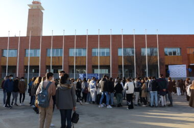 Imagen de estudiantes en la Plaza de América de la UPO.