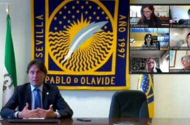 Francisco Oliva saluda a las representantes del proyecto IHES