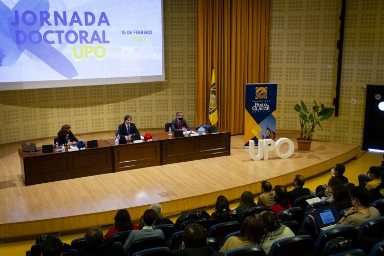 En la mesa, de izquierda a derecha, Antonia Jiménez, Francisco Oliva y Juan Manuel Cortés Copete.