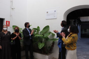 Placa conmemorativa a la figura de Pablo de Olavide y Jáuregui al cumplirse el 250 aniversario del primer plano de la ciudad de Sevilla