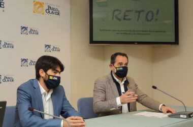 El profesor de la Facultad de Ciencias del Deporte Javier Brazo Sayavera, junto al vicerrector de Campus Saludable y Deporte Antonio Fernández Martínez, en un momento de la presentación.