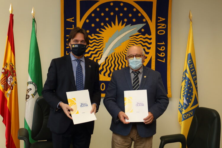 De izquierda a derecha, el rector de la Universidad Pablo de Olavide, Francisco Oliva Blázquez, y el presidente del Consejo Regulador de las IGP Manzanilla y Gordal de Sevilla, Juan Luis Oropesa de Cáceres.