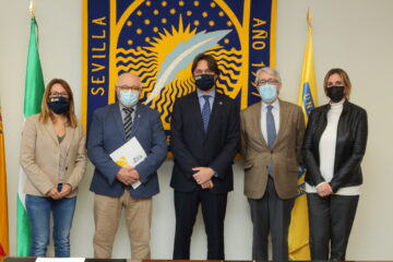 De izquierda a derecha, Laura López de la Cruz, vicerrectora de Relaciones Institucionales y Fundaciones de la UPO; el presidente del Consejo Regulador de las IGP Manzanilla y Gordal de Sevilla, Juan Luis Oropesa de Cáceres; el rector de la Universidad Pablo de Olavide, Francisco Oliva Blázquez; Alberto Donaire Ibáñez, miembro del Pleno del Consejo Regulador; y Rosario Costa Mateos, secretaria general de dicho Consejo.