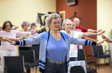 Mujeres mayores haciendo ejercicio físico