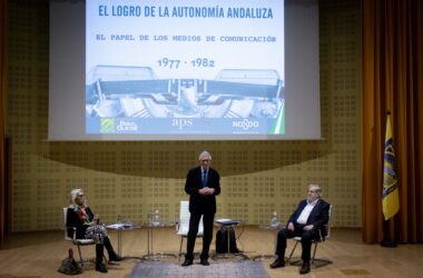 Lola Cintado, RAfael Rodríguez y Enrique García en la mesa dedicada al papel de los medios de comunicación