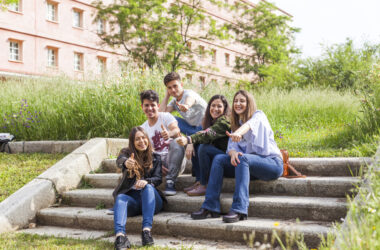 estudiantes en el campus UPO