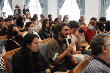 Estudiantes de Ciencias Ambientales conversan con la ministra Teresa Ribera