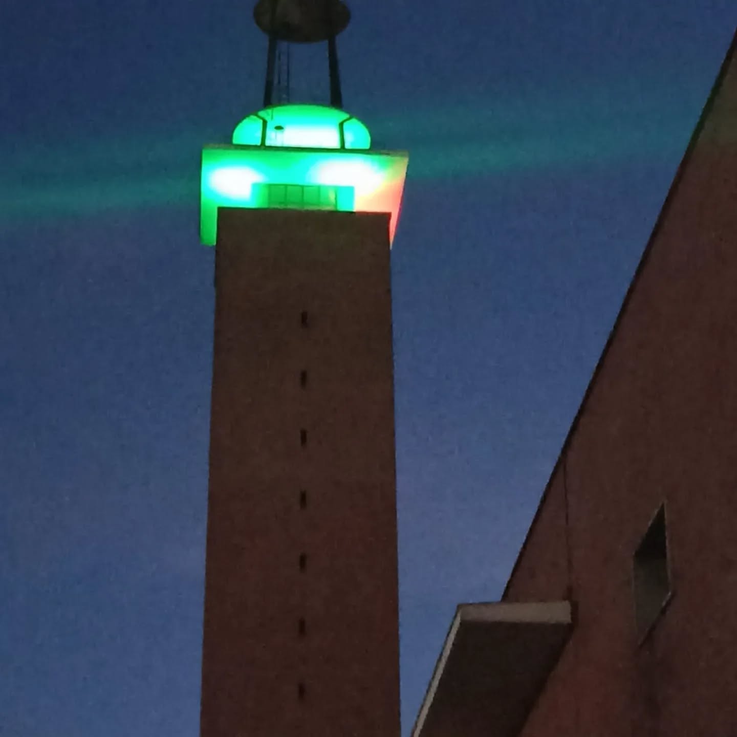 Este fin de semana nuestra torre ha brillado en color 💚 por el Día Mundial del Paciente Ostomizado.Desde la UPO queremos visibilizar, apoyar y acompañar a quienes conviven con una ostomía, reafirmando nuestro compromiso con la salud y la inclusión.#DíaMundialDelPacienteOstomizado #ostomia #inclusión