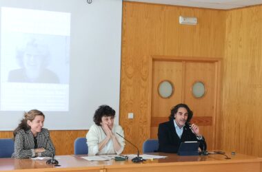 Fátima Giráldez, Mª Paz García y Francisco Infante durante la conferencia