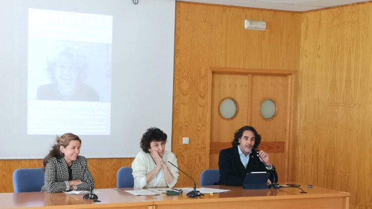 Fátima Giráldez, Mª Paz García y Francisco Infante durante la conferencia