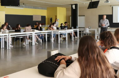 David Cobos saluda a las estudiantes que han colaborado este curso