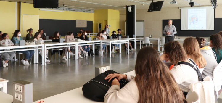 David Cobos saluda a las estudiantes que han colaborado este curso