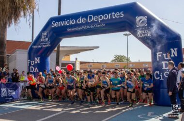 corredores de la Carrera Popular de la UPO en la línea de salida
