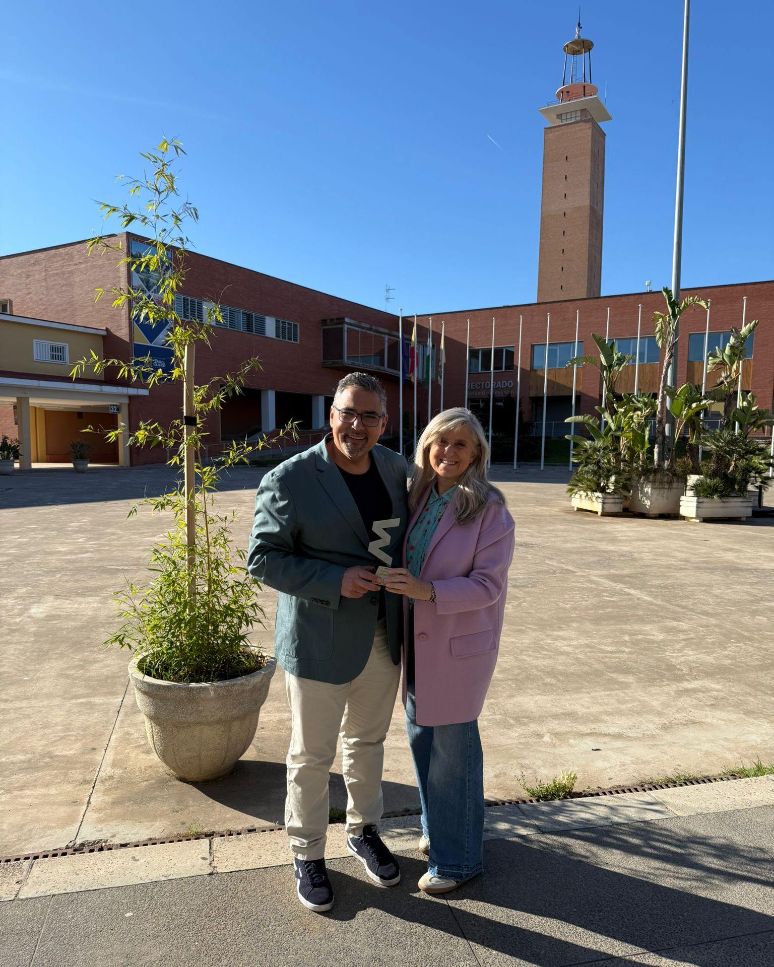 🏆 Enhorabuena al @centrocadis, centro dedicado al diagnóstico, intervención y seguimiento de niños y niñas con altas capacidades intelectuales, superdotados, y talentos, que ha recibido un doble reconocimiento a su labor. Los Premios Excelencia Educativa han distinguido su trabajo con estos dos galardones: 🔷 Mejor Responsabilidad Social en Formación Inclusiva y Apoyo Comunitario🔷 Mejor Centro Especializado en Desarrollo del Talento y Altas CapacidadesEstos premios suponen un reconocimiento al compromiso, la trayectoria y el impacto de un equipo que trabaja por el desarrollo integral del alumnado con altas capacidades, acompañando también a familias y profesionales 👏Desde la UPO, nos sentimos especialmente orgullosos de formar parte de este camino a través de la Cátedra CADIS de Altas Capacidades y del Máster en Atención y Promoción de las Altas Capacidades.¡Seguimos sumando juntos! 🤝#Premios #ExcelenciaEducativa #AltasCapacidades #EducaciónInclusiva #LaOlavideEresTú