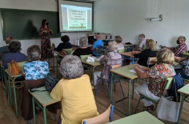 estudiantes en clase del Aula Abierta de Mayores