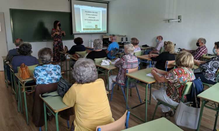 estudiantes en clase del Aula Abierta de Mayores