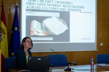 Anne Barron durante su conferencia plenaria en EPICS X