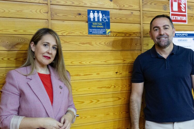 Mónica Domínguez y Antonio Fernández junto al aseo para todo género del Gimnasio