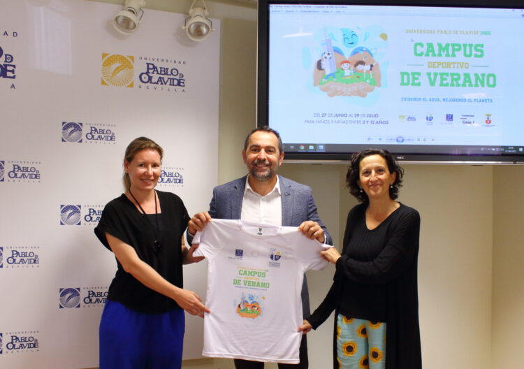 Vera Escalas, Antonio Fernández y África Calvo durante la presentación