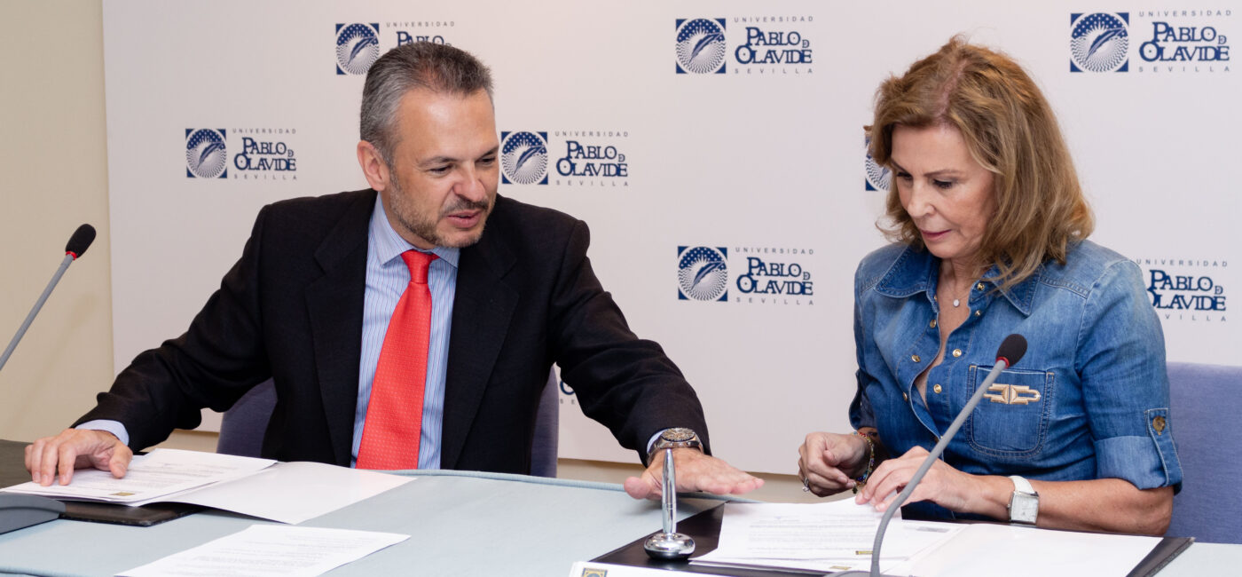 David Cobos y Ángela Amate durante la ratificación del convenio