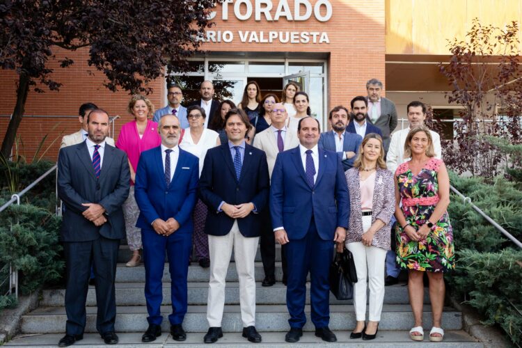Asistentes a la firma del convenio entre la UPO y SAMU