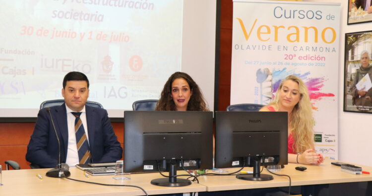 Desde la izquierda: Ismael Cayón, abogado; Cecilia Franco, directora del curso y Virginia Jiménez, abogada, en la inauguración del seminario
