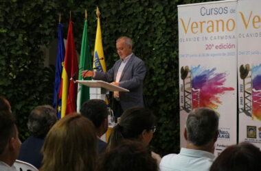 Tom Martín Benítez durante su conferencia en la sede de la UPO en Carmona
