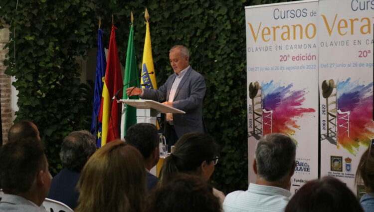 Tom Martín Benítez durante su conferencia en la sede de la UPO en Carmona