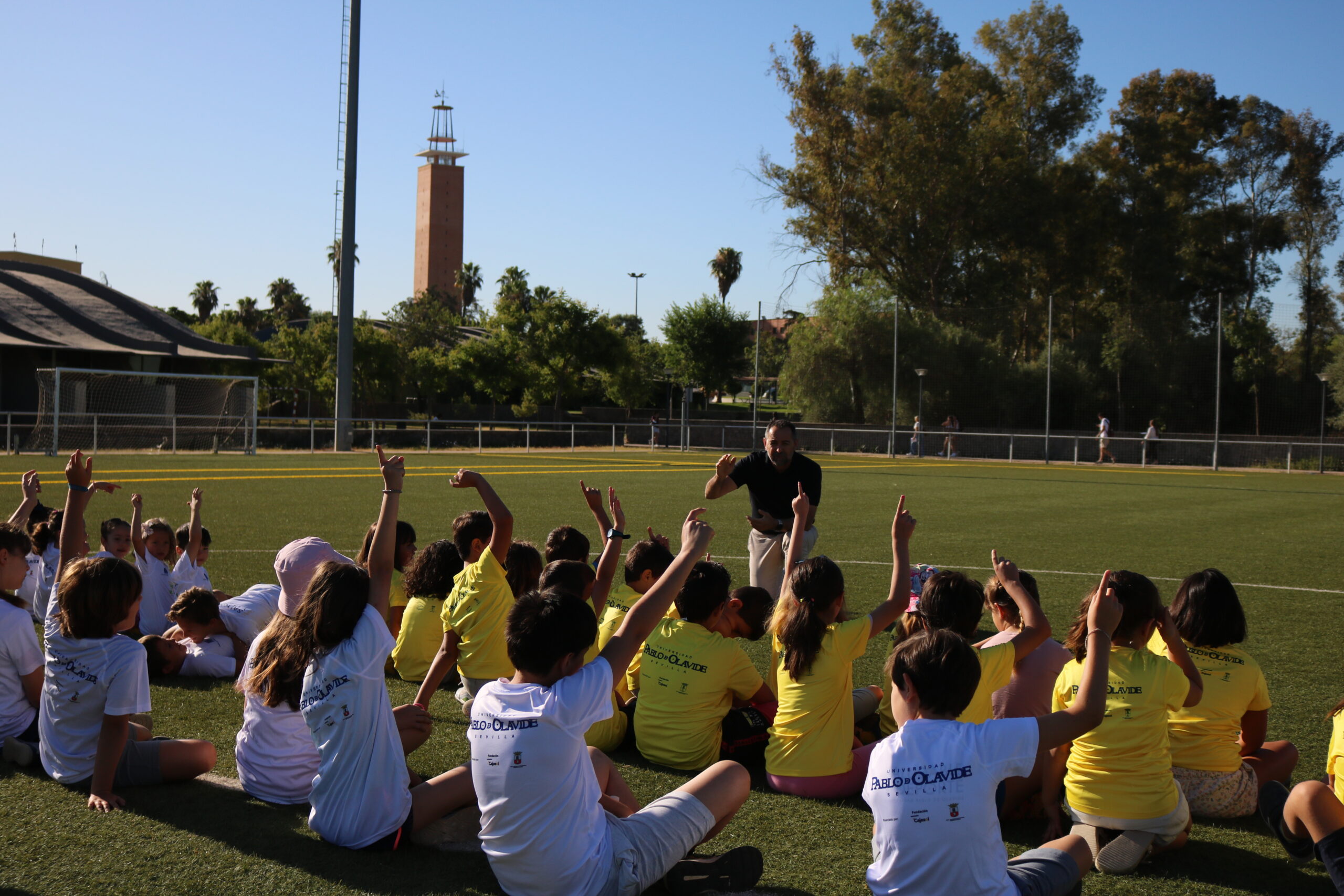 Antonio Fernández, vicerrector de Campus Saludable y Deporte, da la bienvenida a los niños y niñas