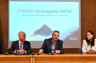 Alberto Flaño, David Cobos y Marián Morón en la presentación del programa DACIU en la UPO