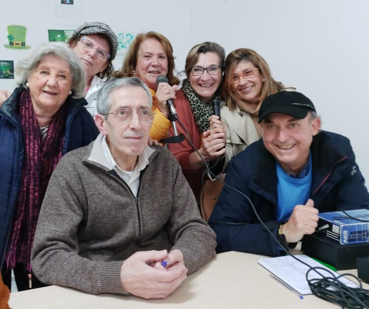 Alumnos y alumnas del Aula Abierta de Mayores en RadiOlavide