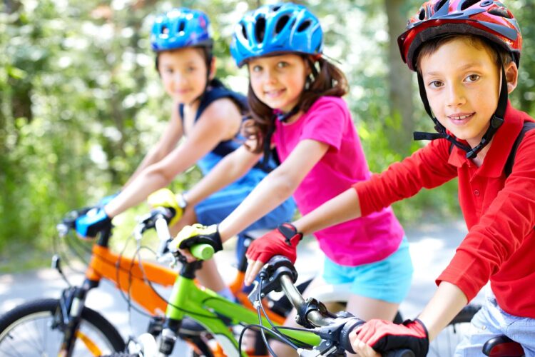 niños en bicicleta